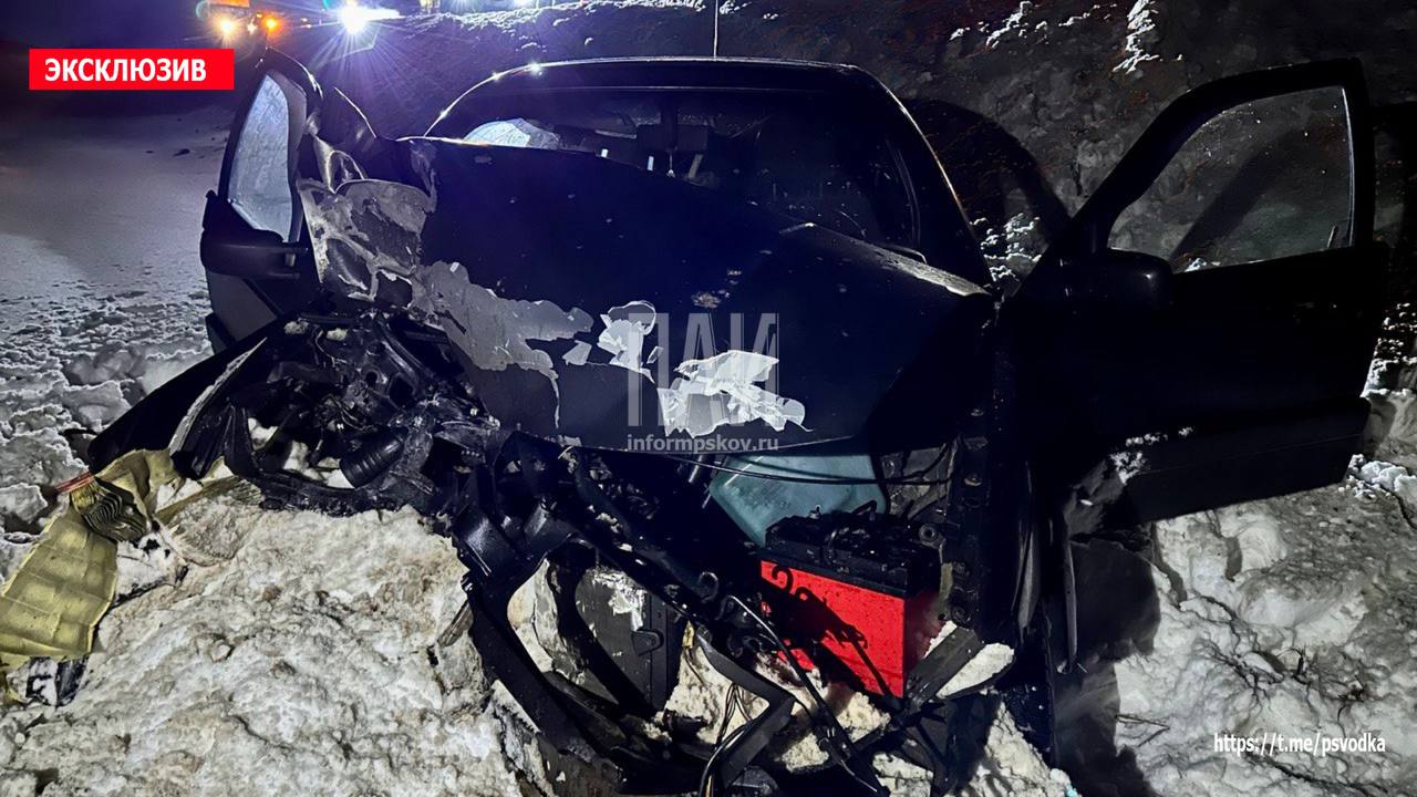 Оторванное от фуры колесо привело к аварии на трассе в Великолукском районе