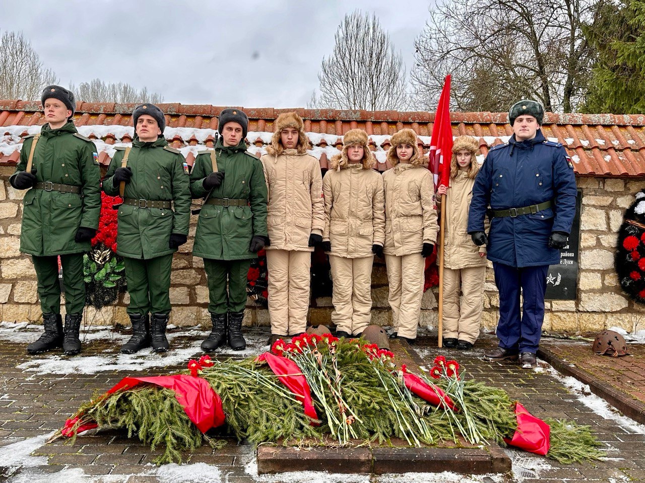 Возложение цветов и венков на воинском мемориале «Ступинская высота»