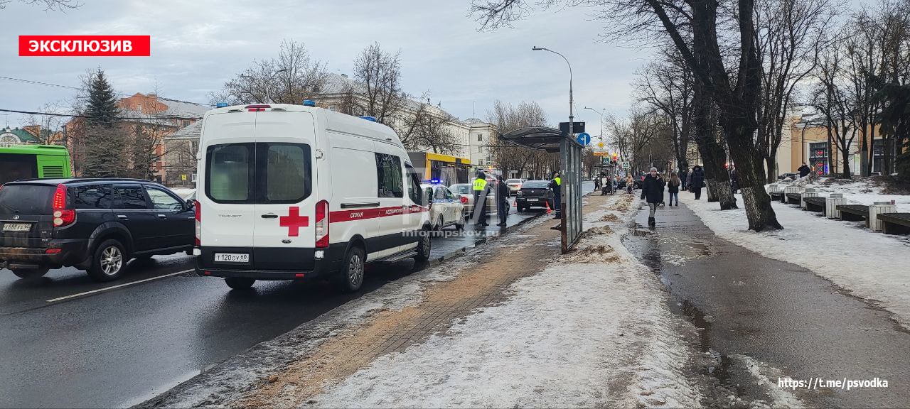 ​Женщина пострадала из-за столкновения двух автомобилей в центре Пскова