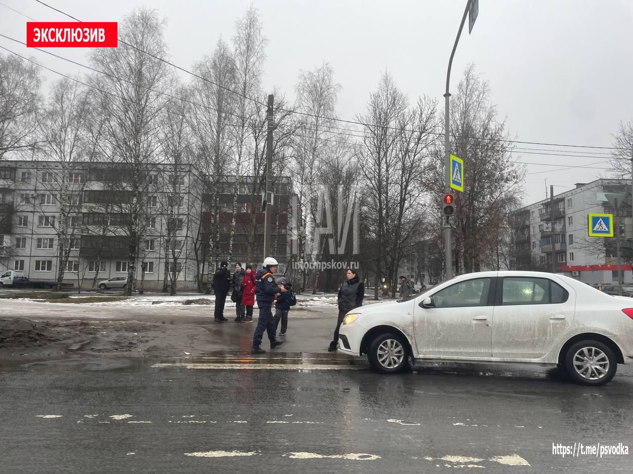 Водитель легковушки сбил женщину на пешеходном переходе в Пскове