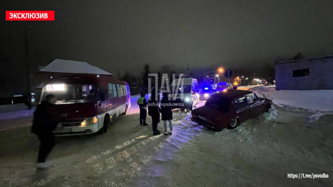 Один человек пострадал в ДТП с участием маршрутки в Великих Луках