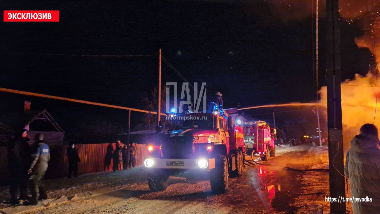 Пожарные тушат двухквартирный жилой дом в Печорах