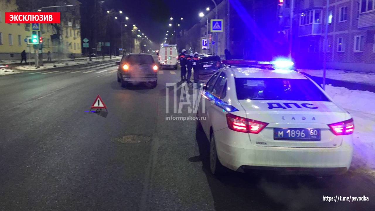 Автомобиль протаранил столб в Пскове
