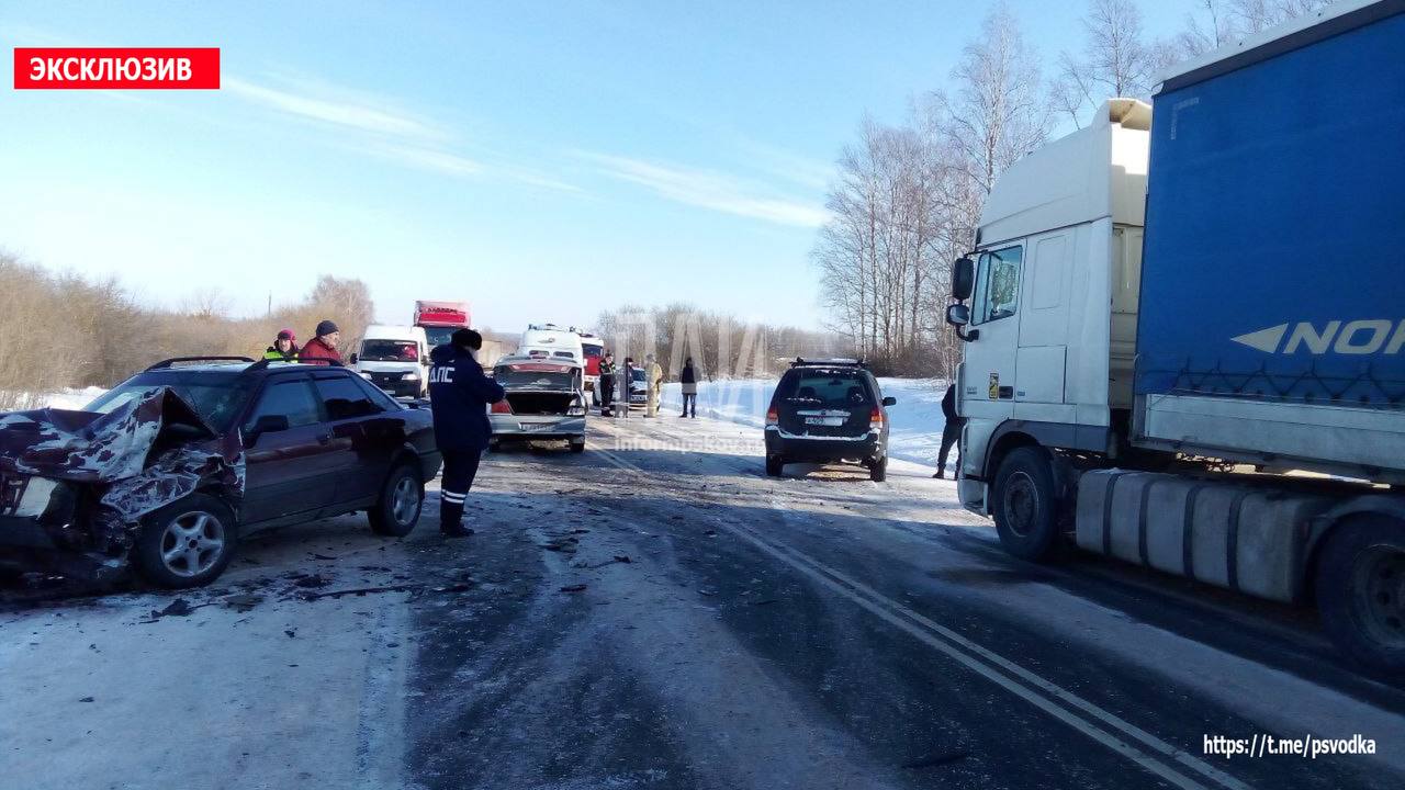 Четыре человека пострадали в тройном ДТП в Островском районе