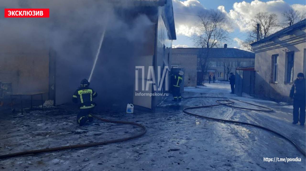 Автомобиль и гараж сгорели в Порхове