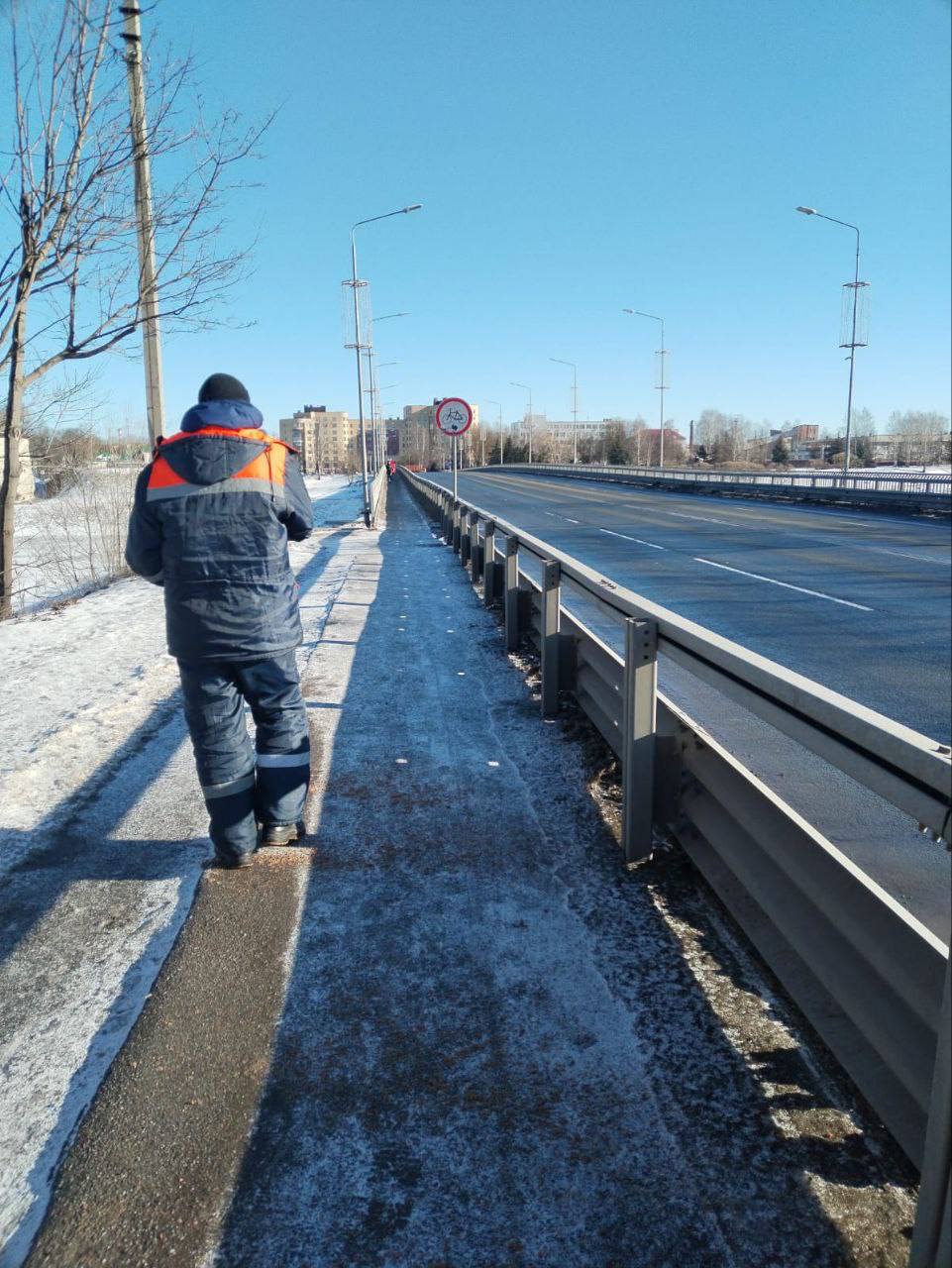 В Пскове проводят обработку дорог от гололёда