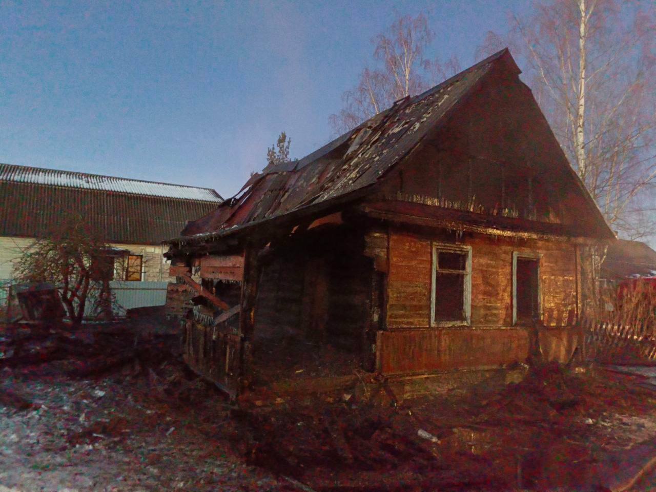 Жилой дом сгорел на Коммунальном проезде в Великих Луках