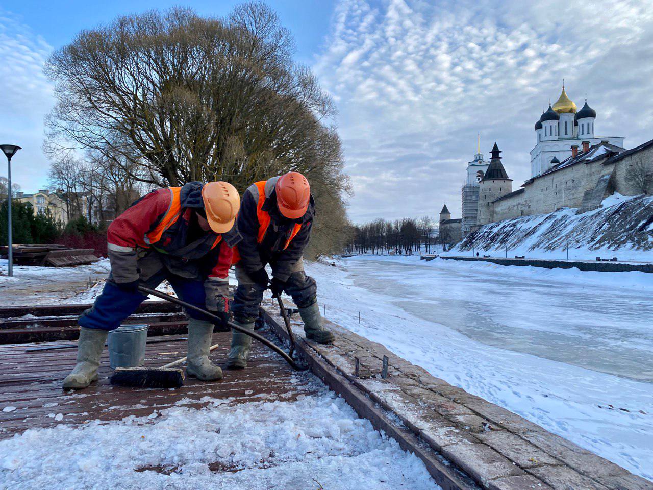 Началось строительство пешеходного моста через реку Пскову в Пскове