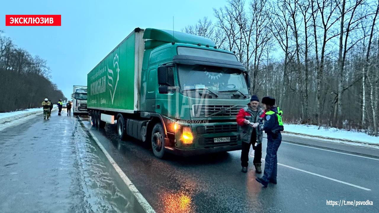Автомобиль и две фуры столкнулись в Плюсском районе