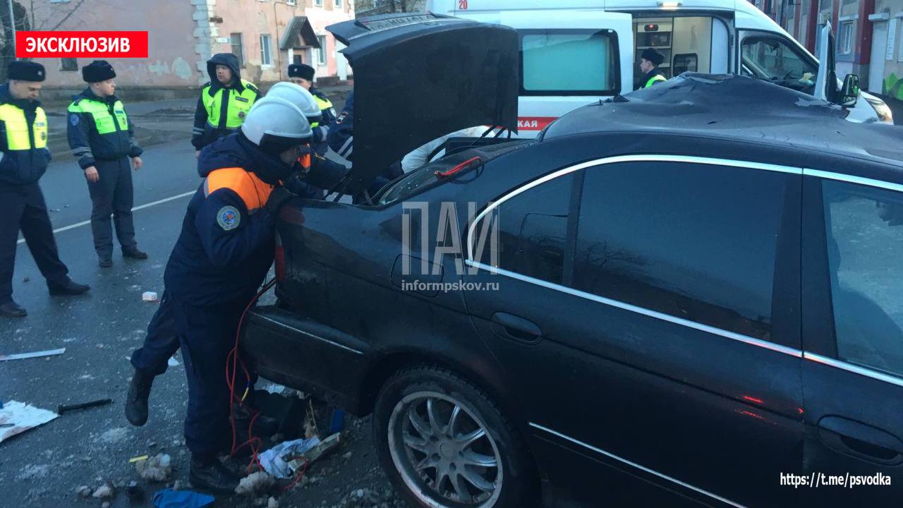 Медики реанимируют водителя BMW, протаранившего стену на улице Труда в Пскове 
