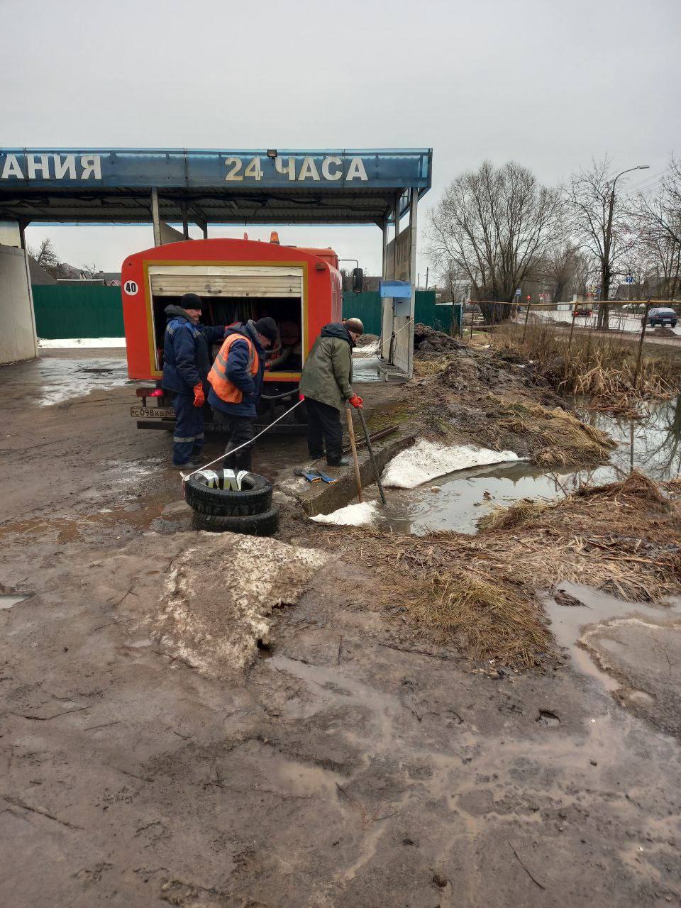 В Великих Луках очищают дороги от скопившихся за зиму грязи и пыли