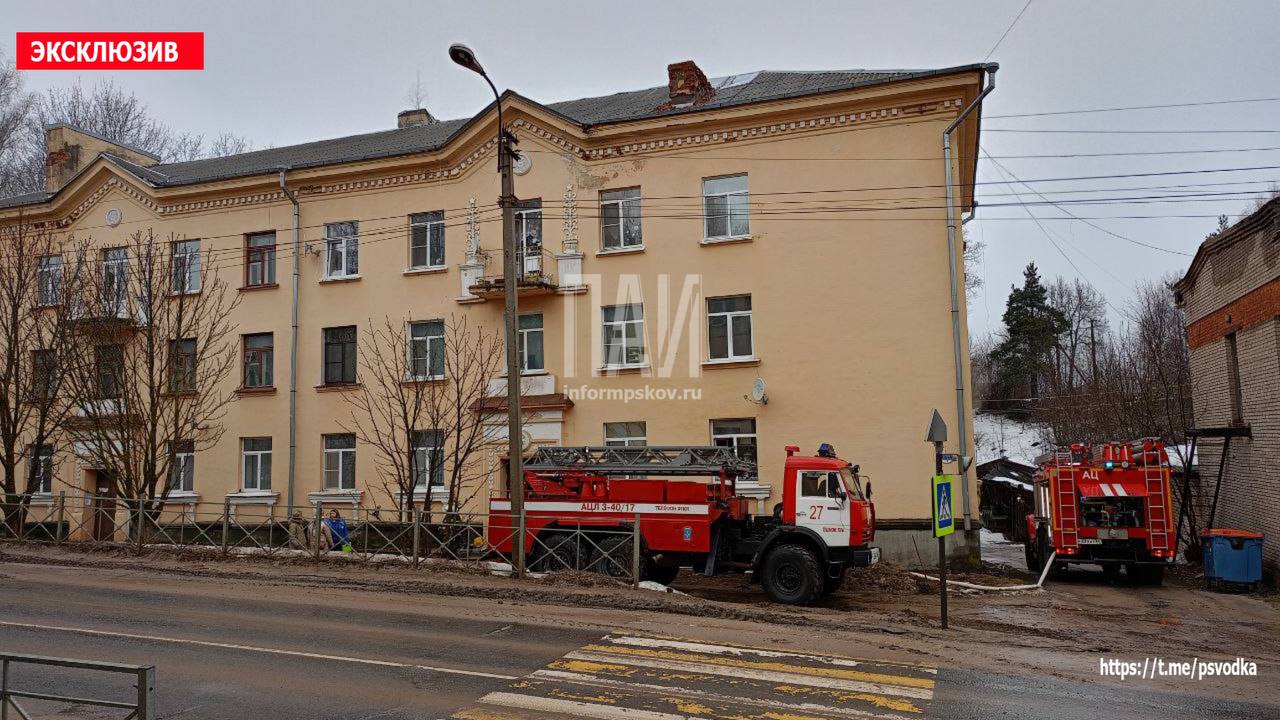 Людей эвакуировали из горящего многоквартирного дома в Пушкинских Горах