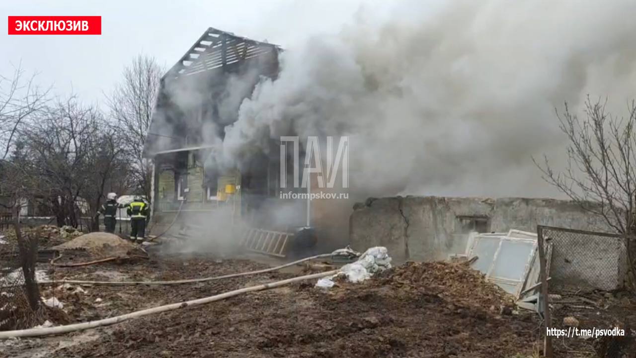 В Псковском районе горит жилой дом