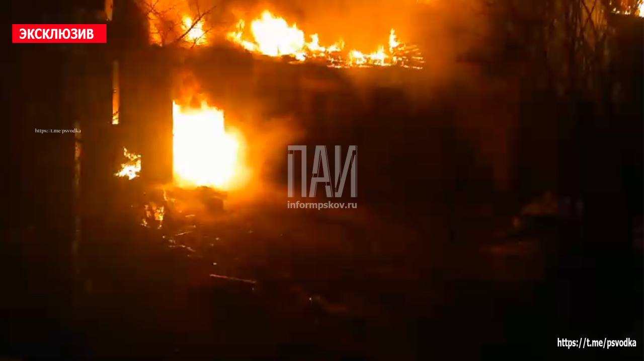 Пожарные ликвидируют возгорание дома в Гдовском районе