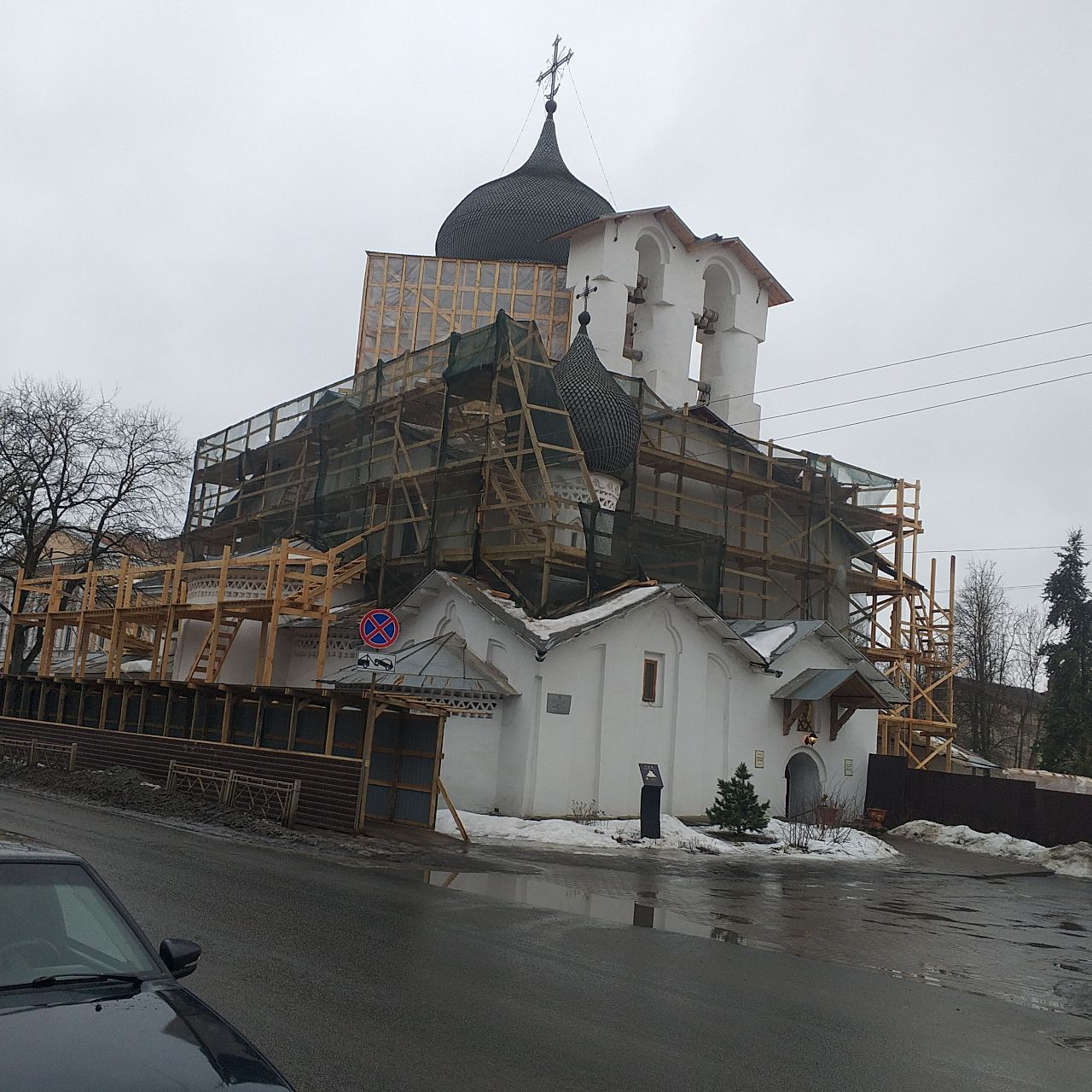 Вычинка разрушенного камня продолжается на барабане купола церкви Николы со Усохи в Пскове