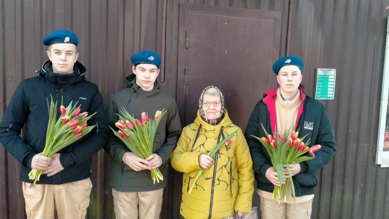 Красногородские юнармейцы поздравили женщин в преддверии 8 Марта