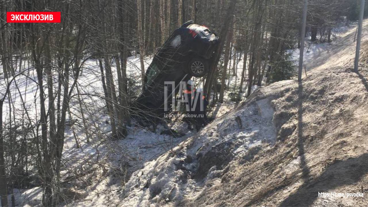 Пенсионер на внедорожнике вылетел в кювет в Псковском районе