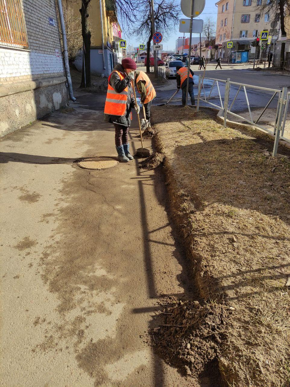 Обеспыливание дорог началось в Великих Луках