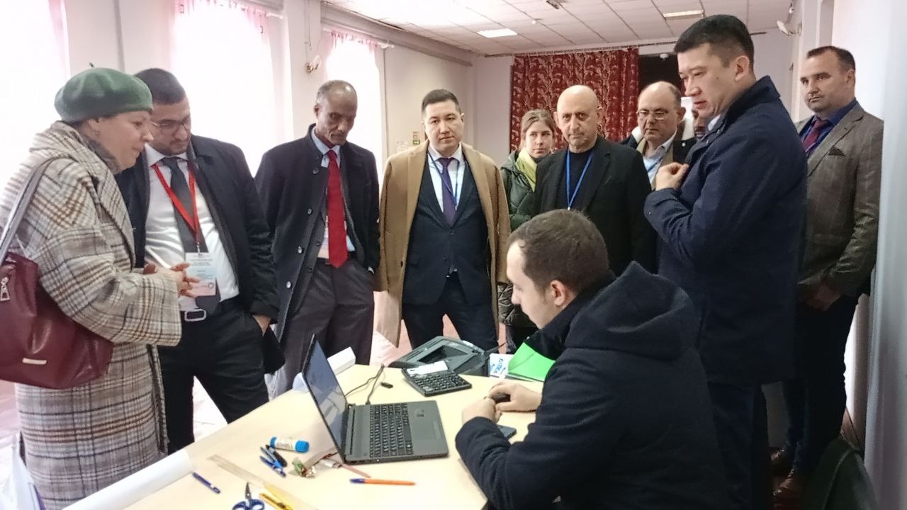 Международные наблюдатели посетили избирательные участки в Пушкиногорском районе
