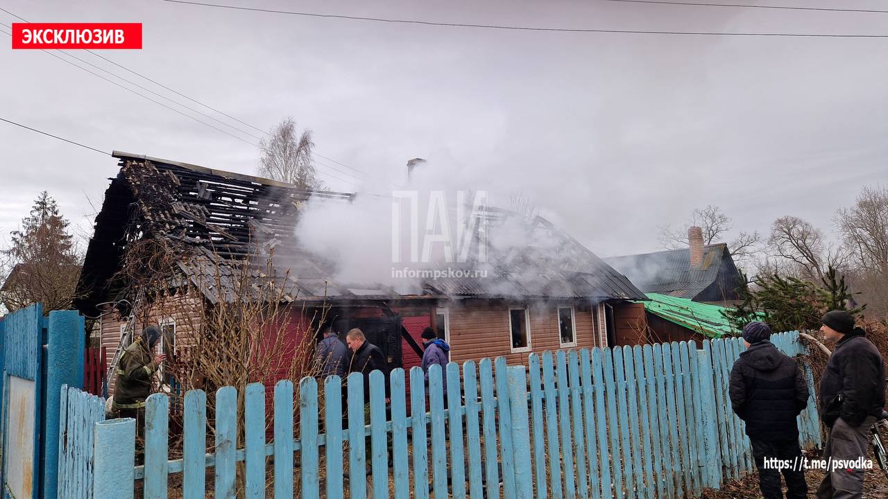 Пожарные ликвидировали возгорание жилого дома в Печорах
