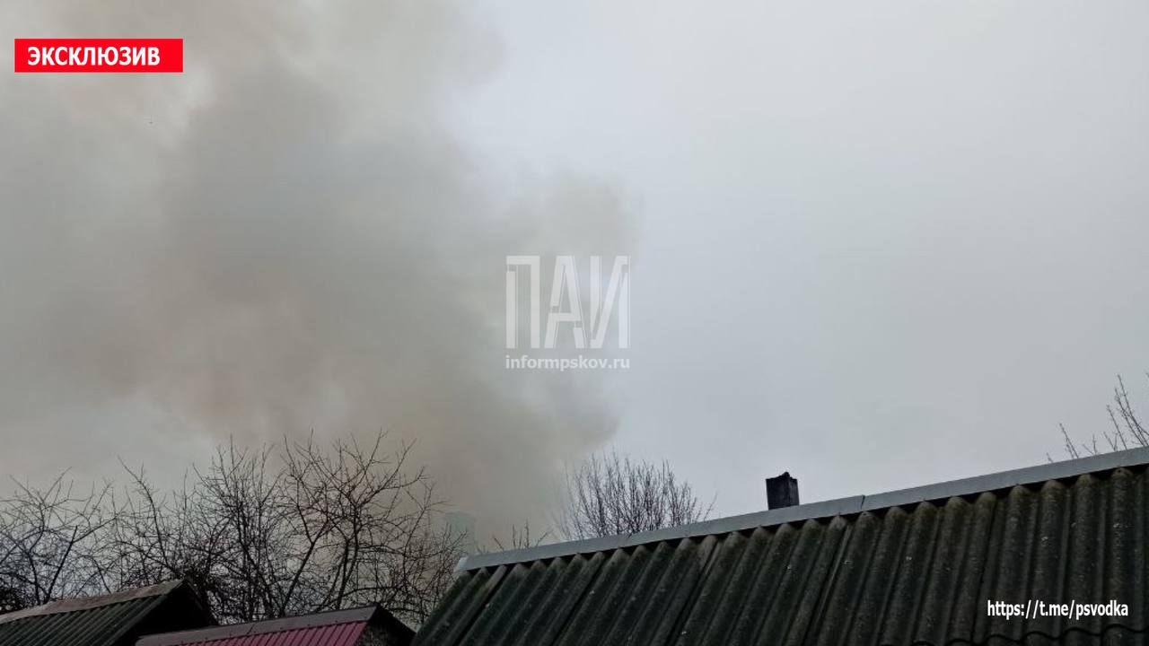 Пожарные ликвидируют возгорание нежилого дома в Невельском районе