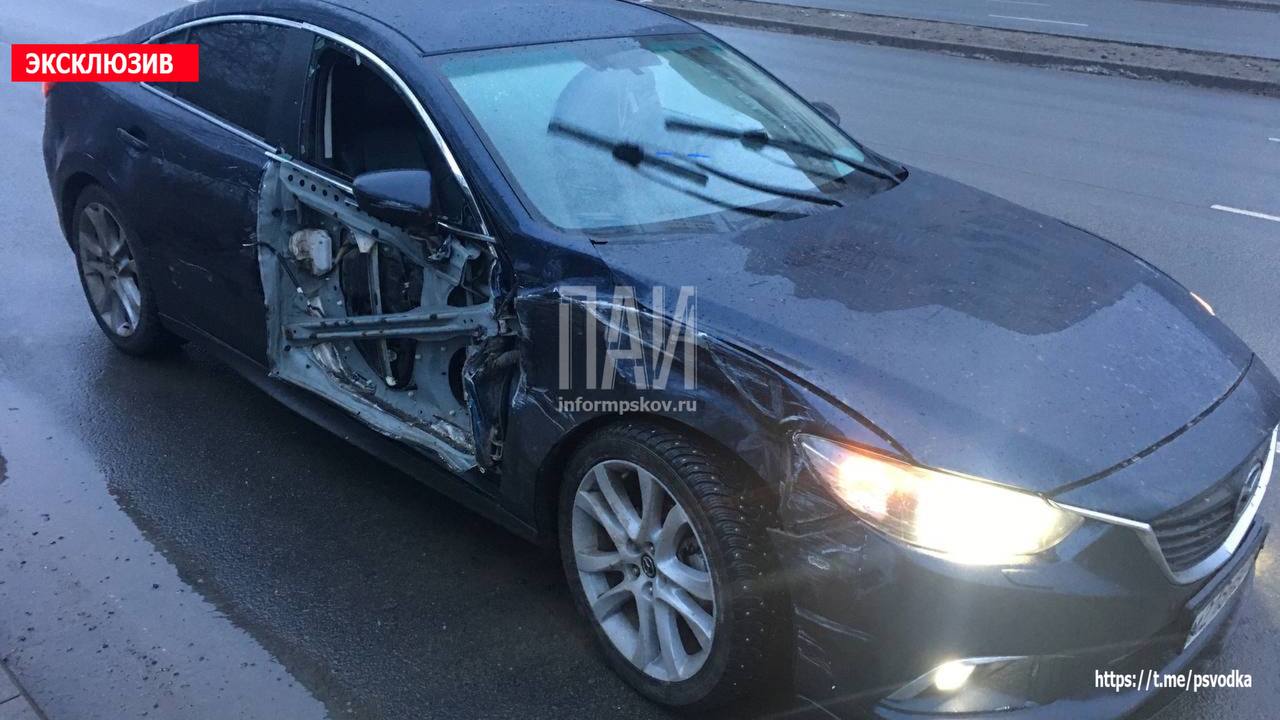 Легковой автомобиль и маршрутный автобус столкнулись в Пскове