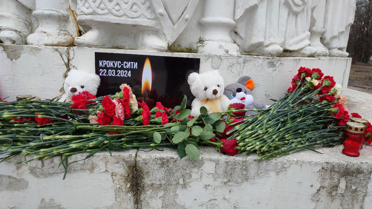 Псковичи зажгли свечи и возложили цветы в память о погибших в «Крокус Сити Холле»