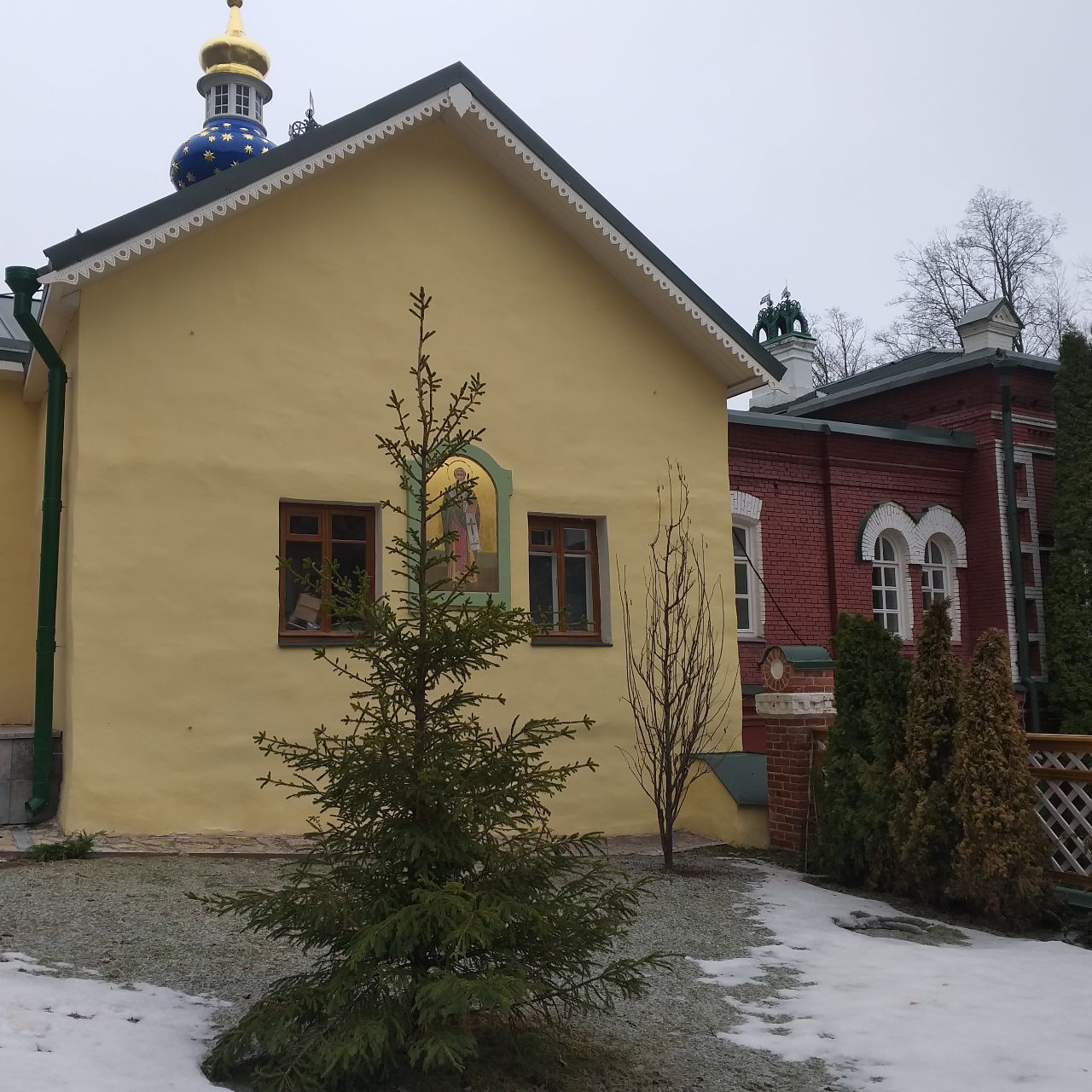 Продолжается реставрация Лазаревской церкви в Псково-Печерском монастыре