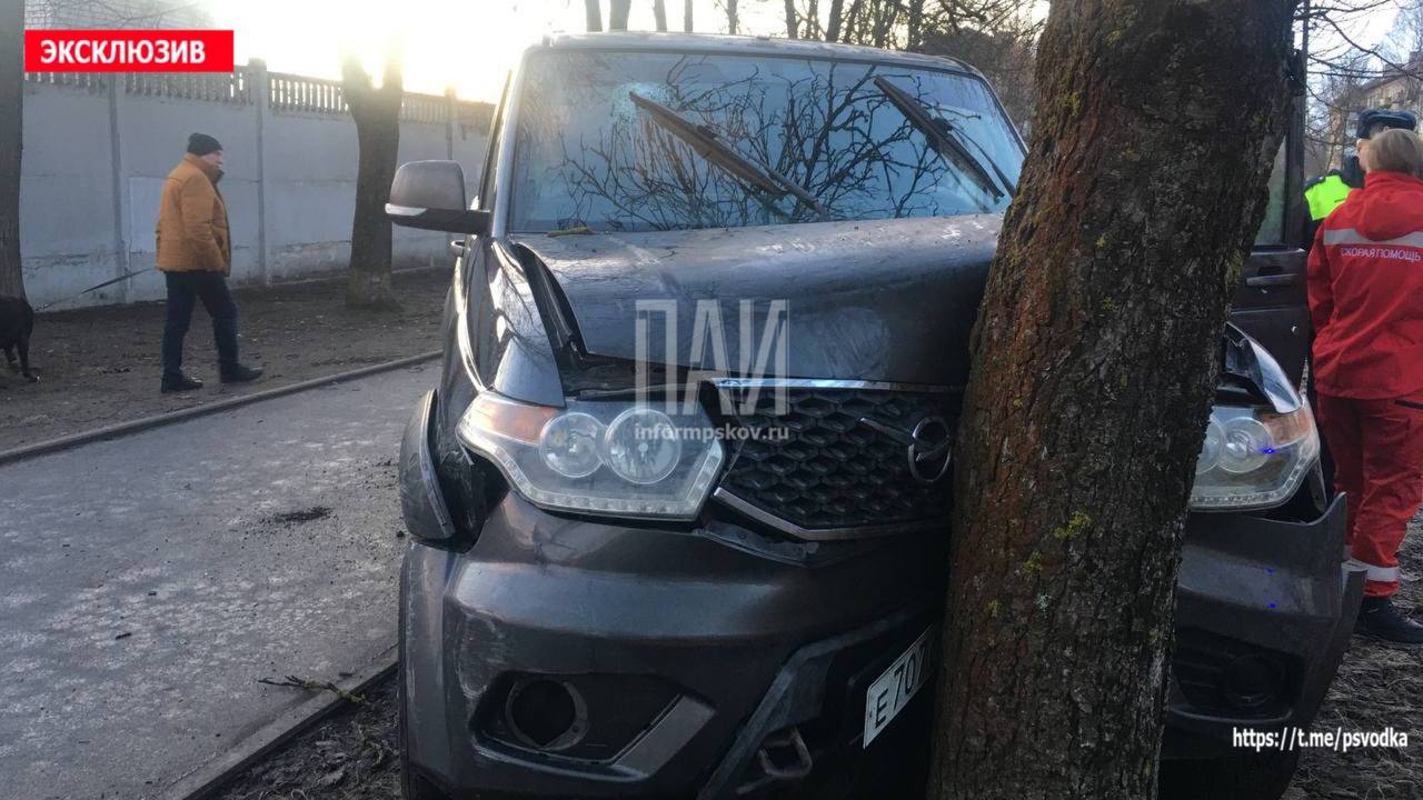 Пьяный водитель протаранил автомобили и въехал в дерево в Пскове 