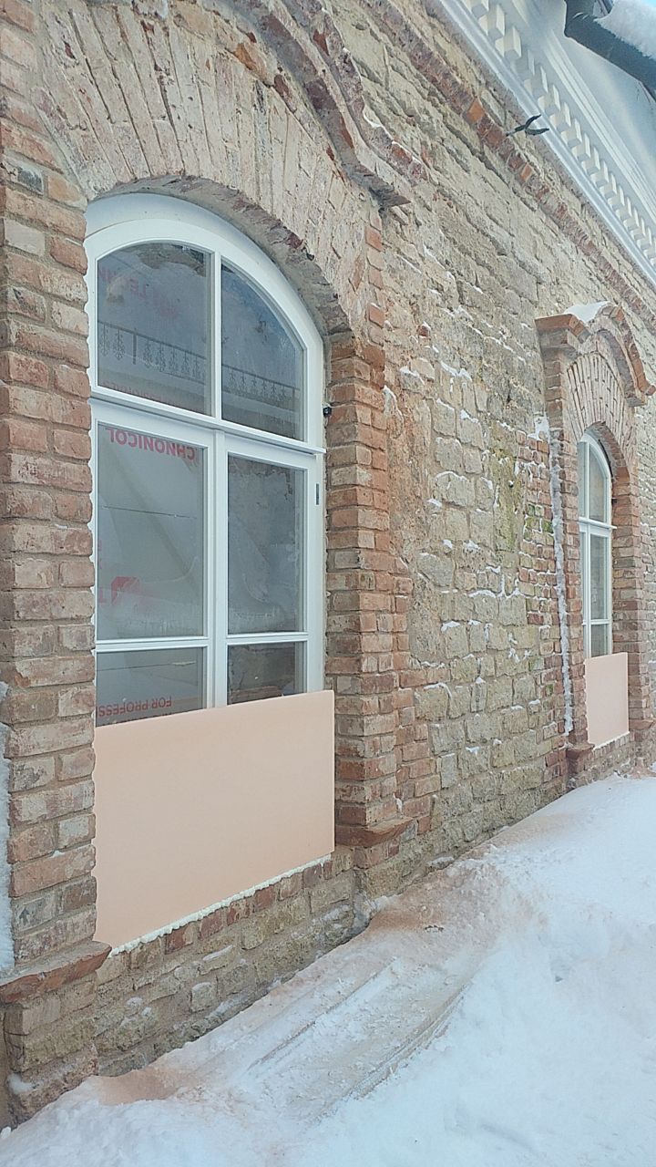 Деструктивный камень полностью заменили на северном и южном фасадах Сретенской церкви Псково-Печерского монастыря