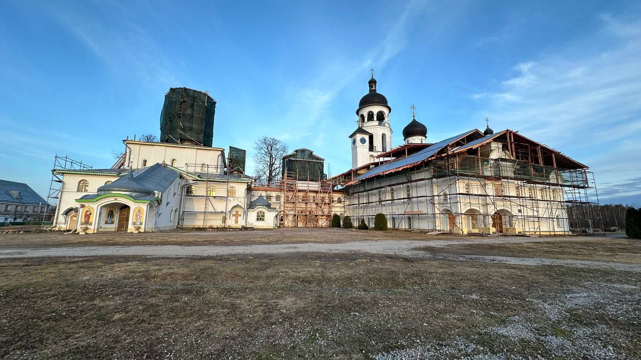 Кровлю заменяют в Иоанно-Богословском соборе Крыпецкого монастыря 