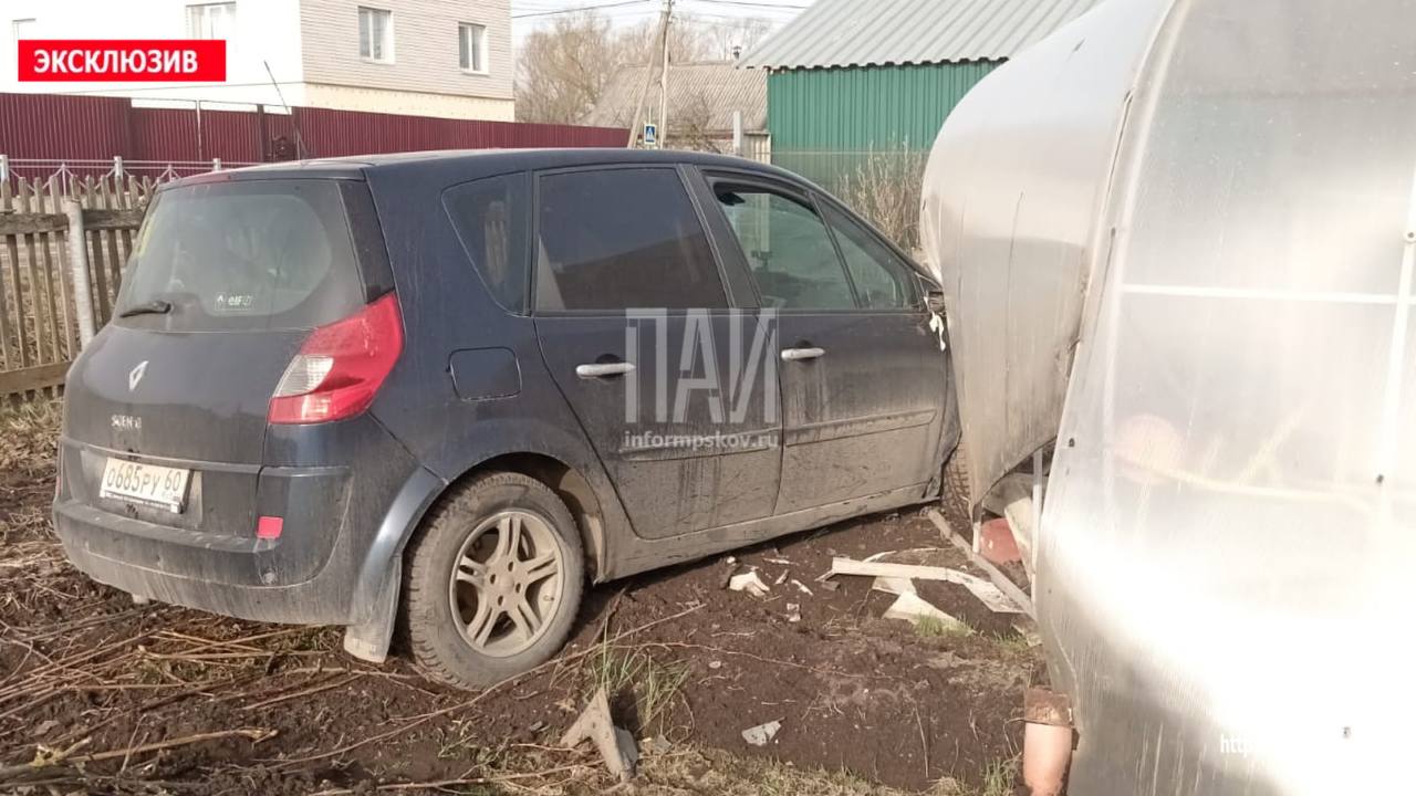 Автомобиль протаранил теплицу в Великих Луках