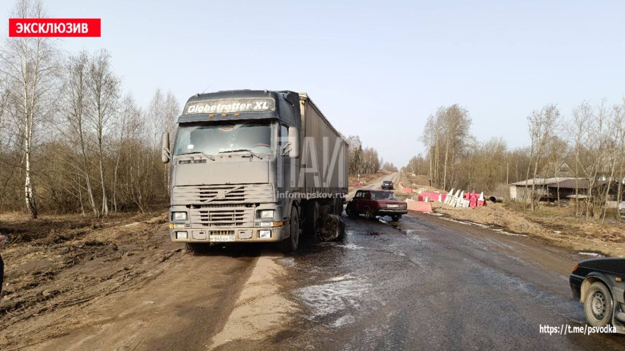 Водитель легковушки пострадал после столкновения с фурой