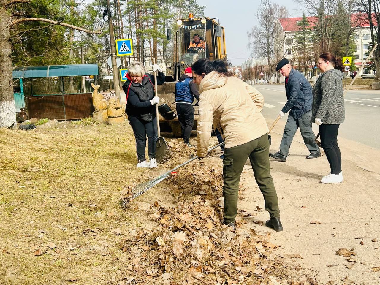 Большой субботник провели в Пушкинских Горах