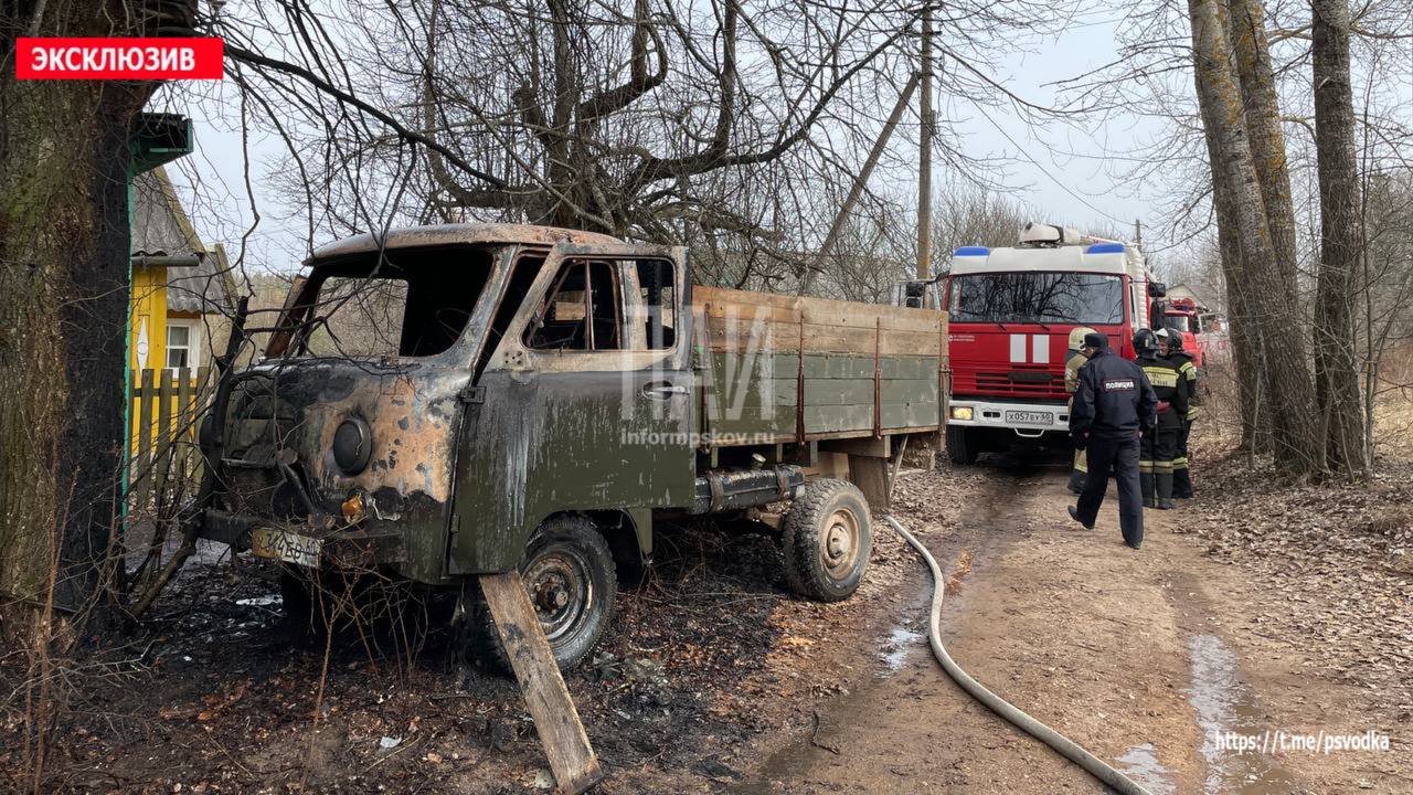 УАЗ загорелся во время движения и протаранил дерево в Пушкиногорском районе