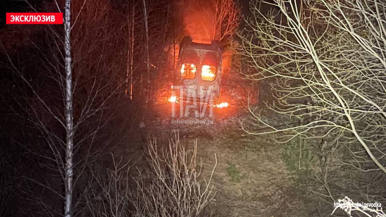 Водитель чудом уцелел после вылета автомобиля в овраг в Печорском районе