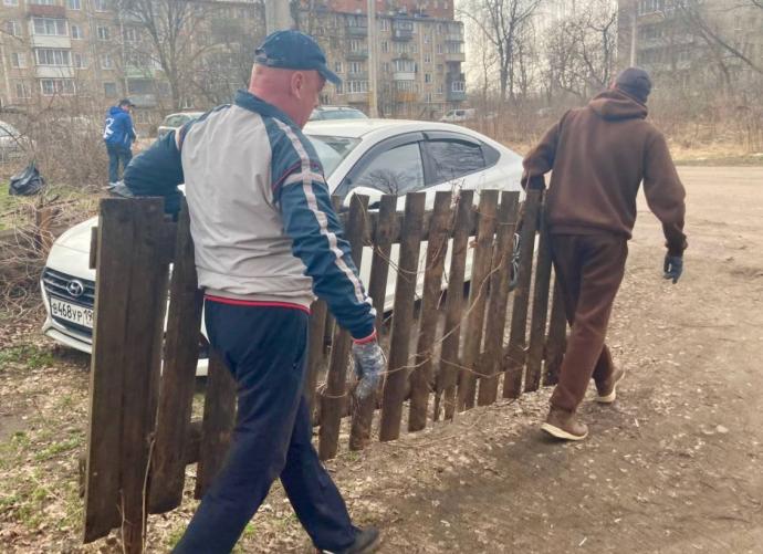 Более двух тысяч жителей Великих Лук приняли участие в месячнике по благоустройству