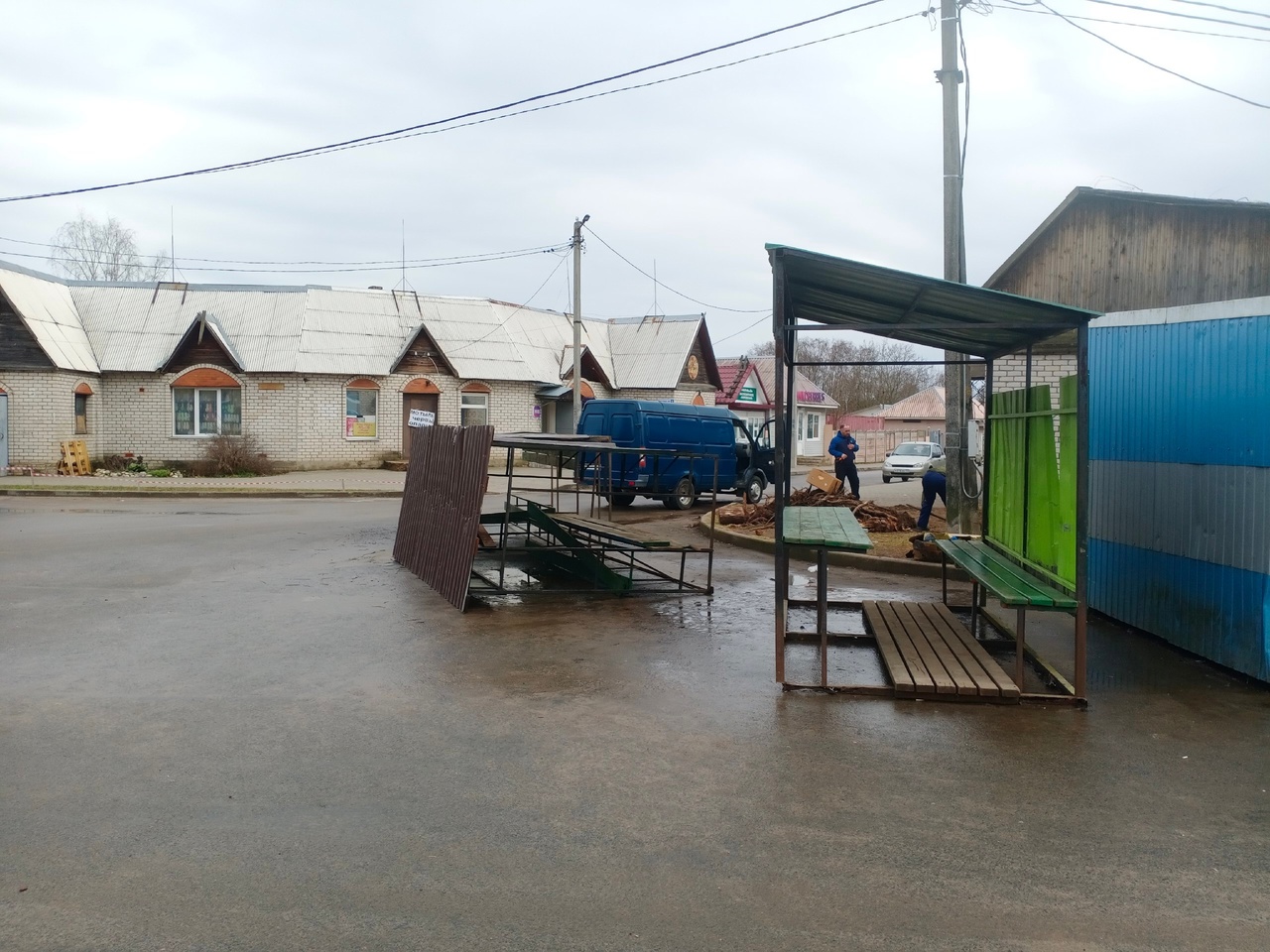 Вандалы разгромили рыночную площадь в Стругах Красных