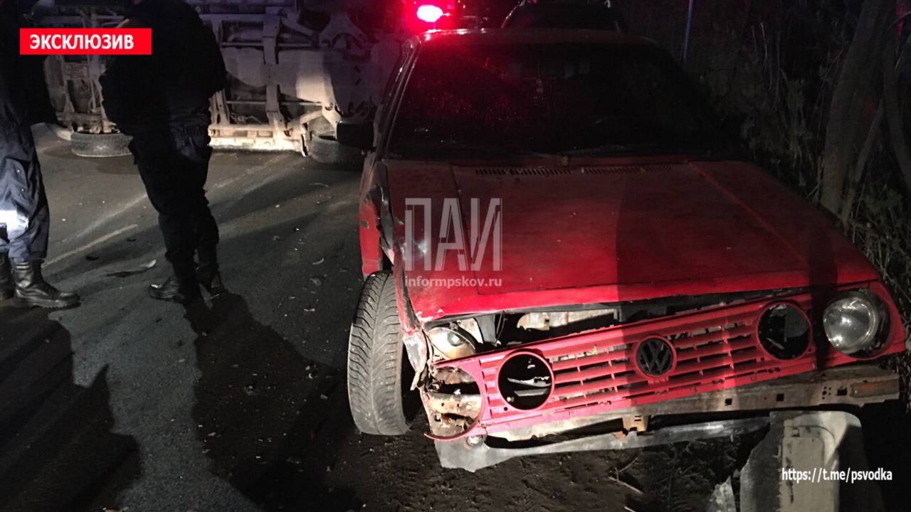 Внедорожник протаранил припаркованный автомобиль и перевернулся в Пскове