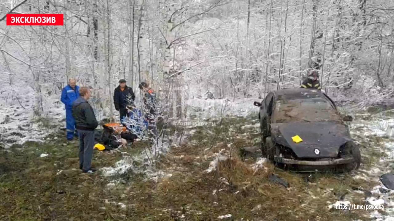 Пассажир госпитализирован в результате опрокидывания автомобиля в Порховском районе