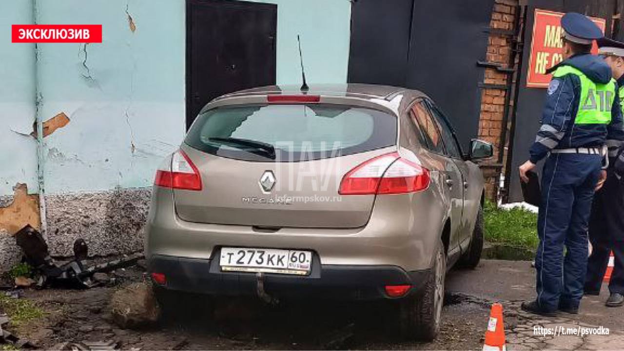 Автомобиль протаранил стену дома в Великих Луках
