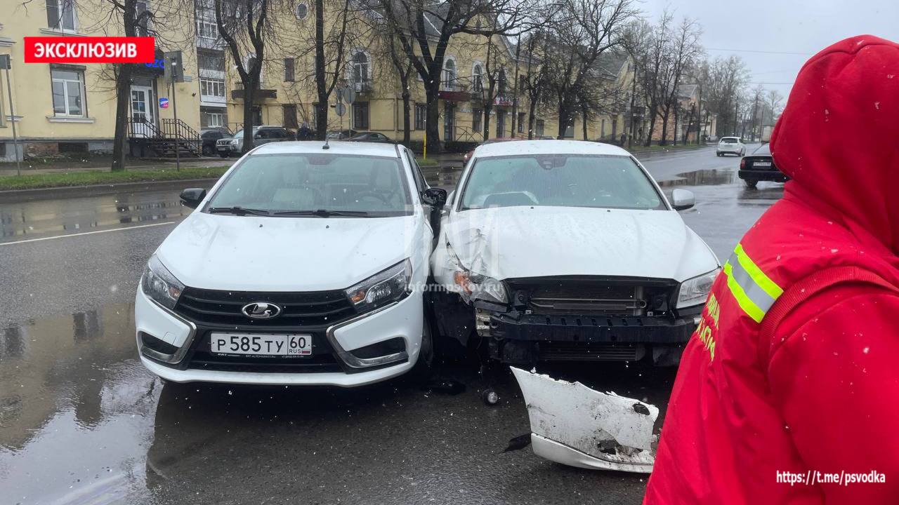 Водитель пострадал в ДТП у автовокзала в Пскове