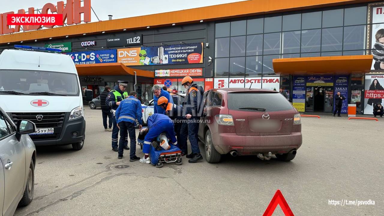 В Великих Луках пенсионерку госпитализировали после наезда автомобиля