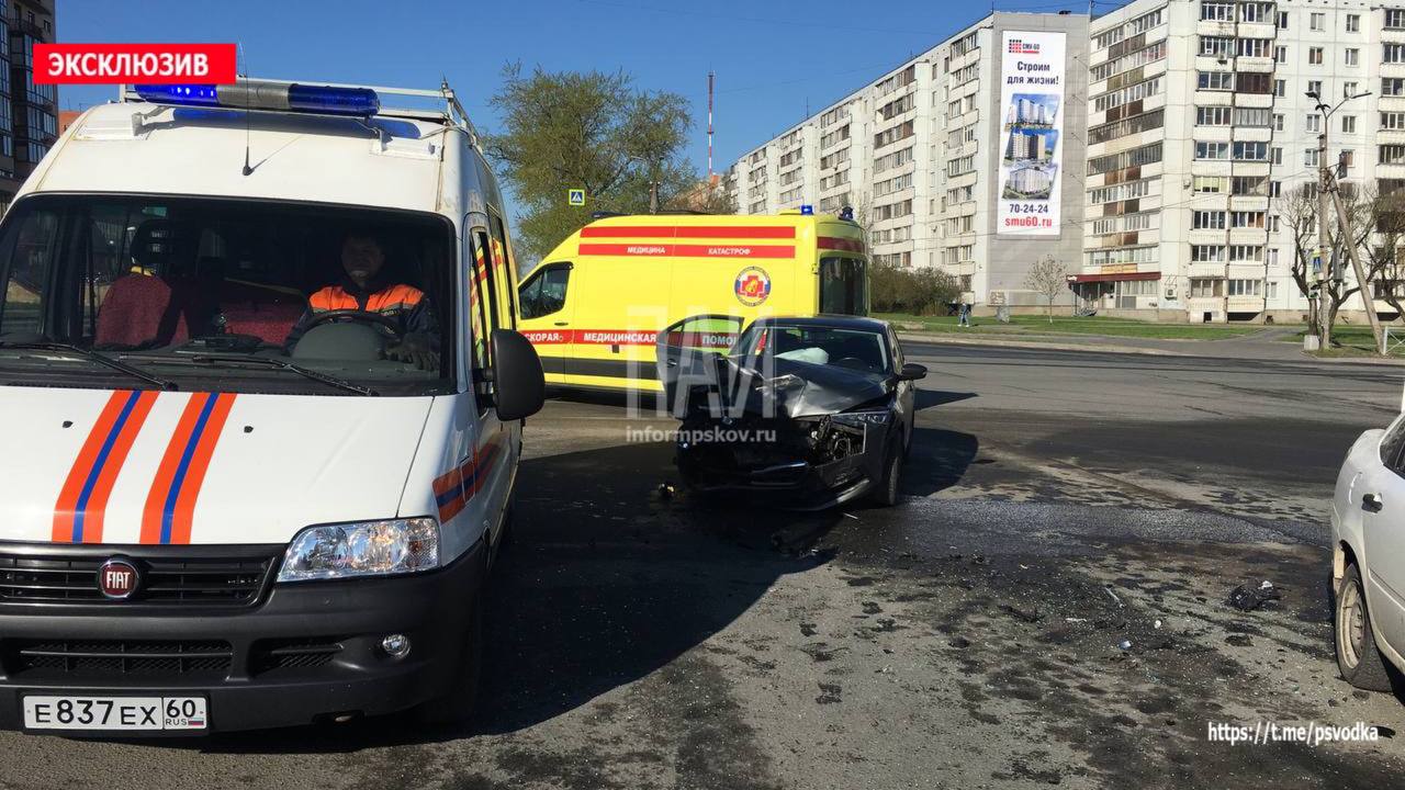 Три человека пострадали в ДТП на Рижском проспекте в Пскове  