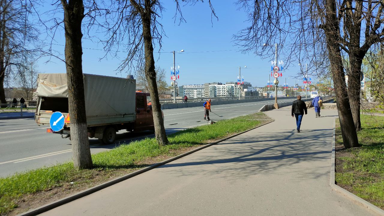 Ямочный ремонт проводят на площади Ленина в Пскове