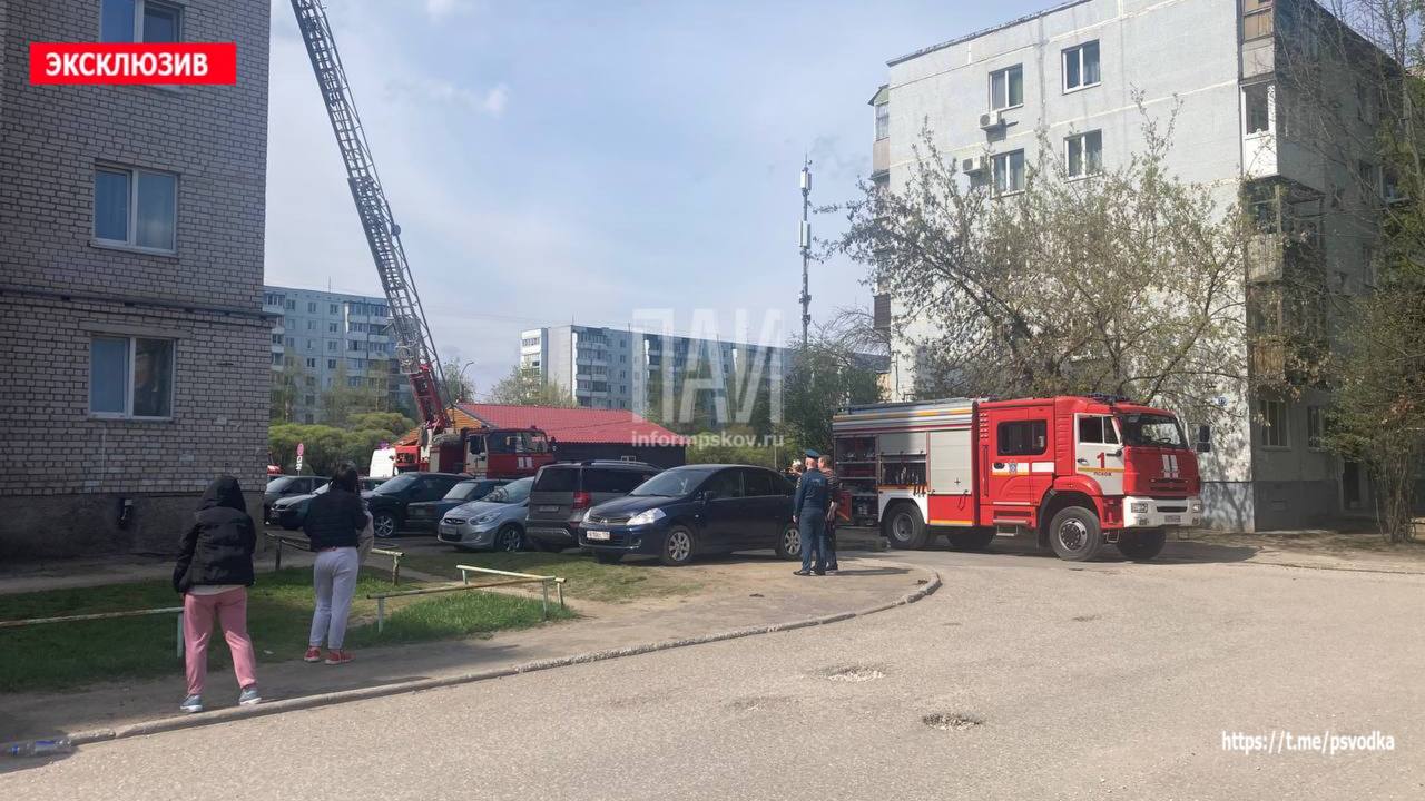 Пожарные потушили горящую дверь в доме на улице Юбилейной в Пскове