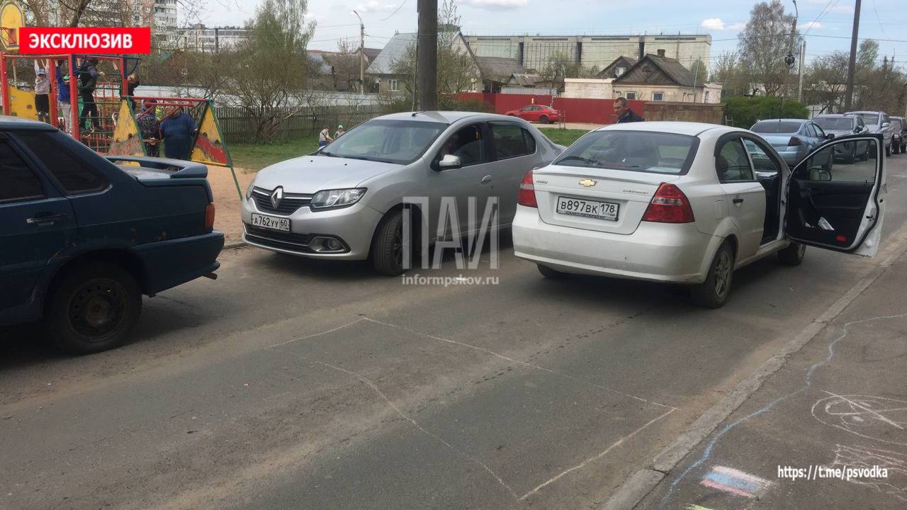 Автомобиль сбил 7-летнего ребёнка во дворе дома в Пскове