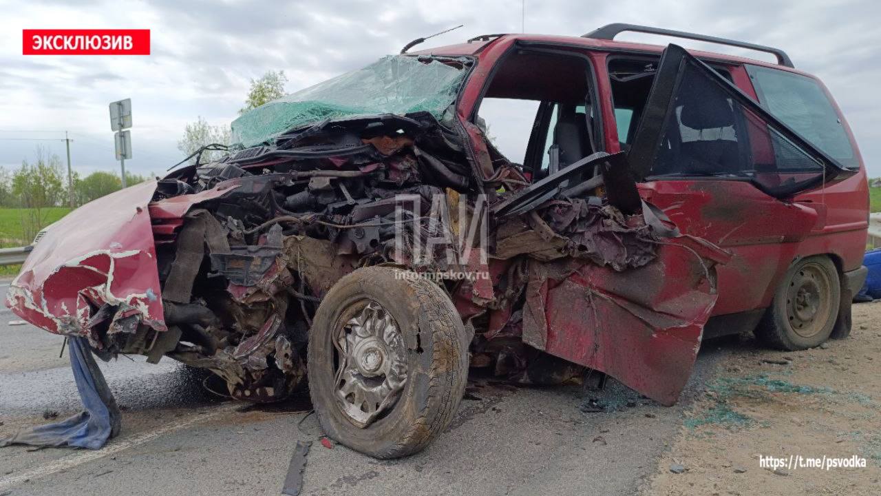 Автомобиль Peugeot 806 столкнулся с фурой MAN на трассе М9 у деревни Торчилово в Великолукском районе