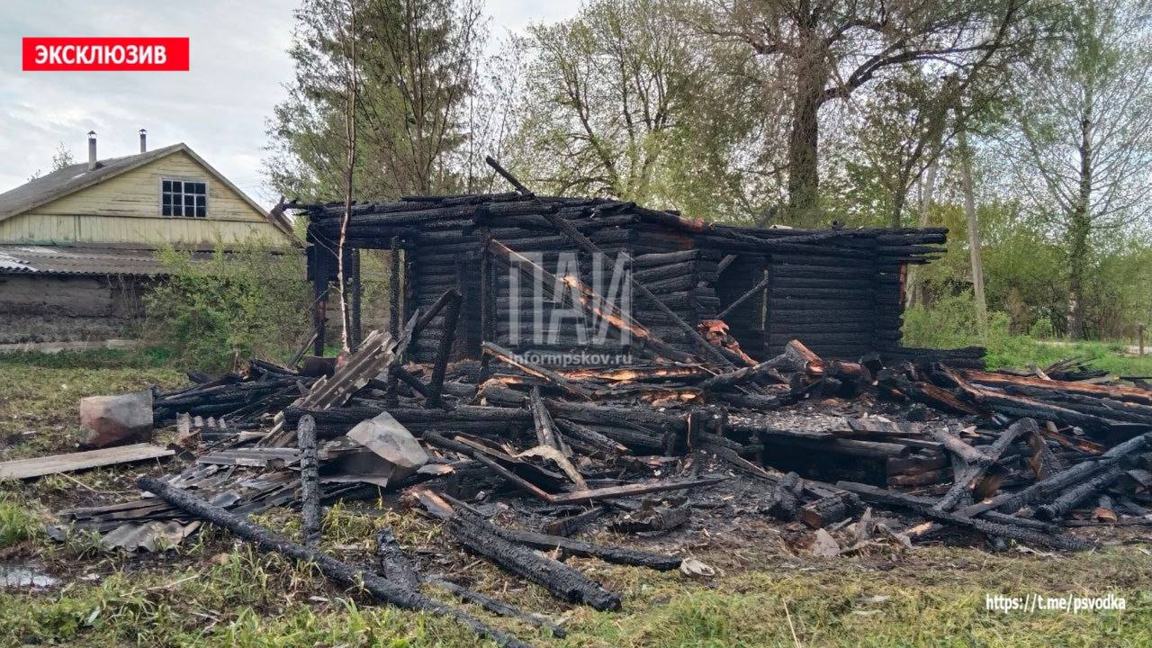 Фото с места пожара в Новоржеве, где погиб мужчина