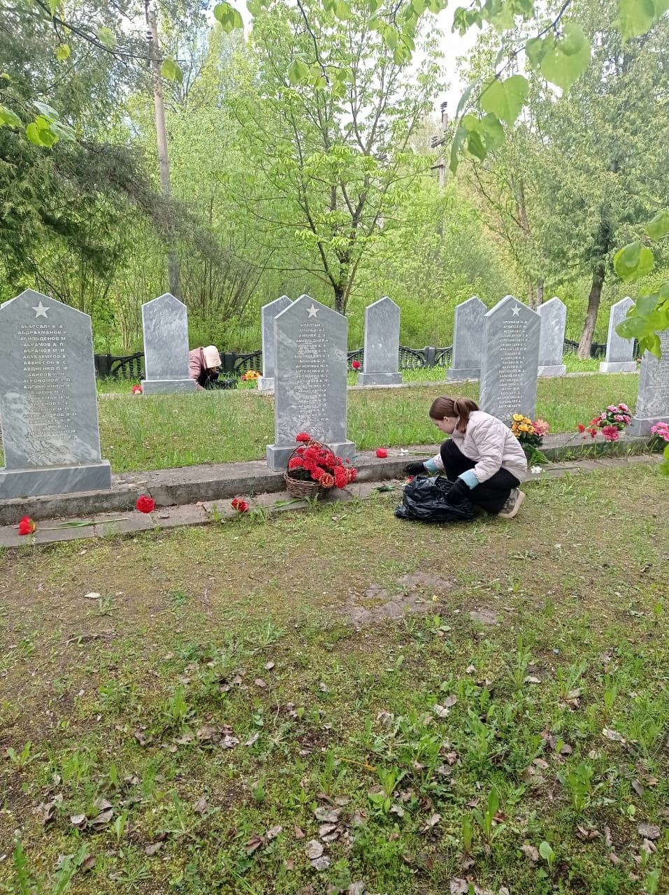 На братском захоронении в Кунье провели субботник